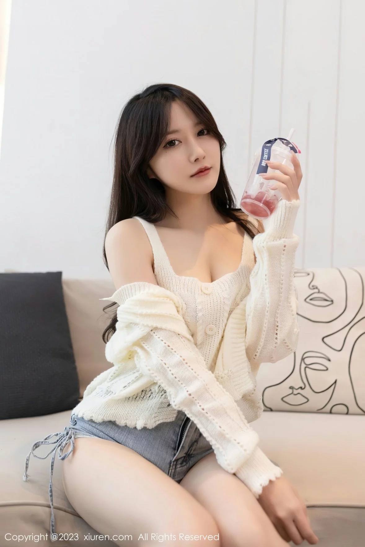 [[XiuRen秀人网]秀人网]No.6216_模特鱼子酱Fish白上衣配性感牛仔短裤半脱秀完美身材诱惑写真78P