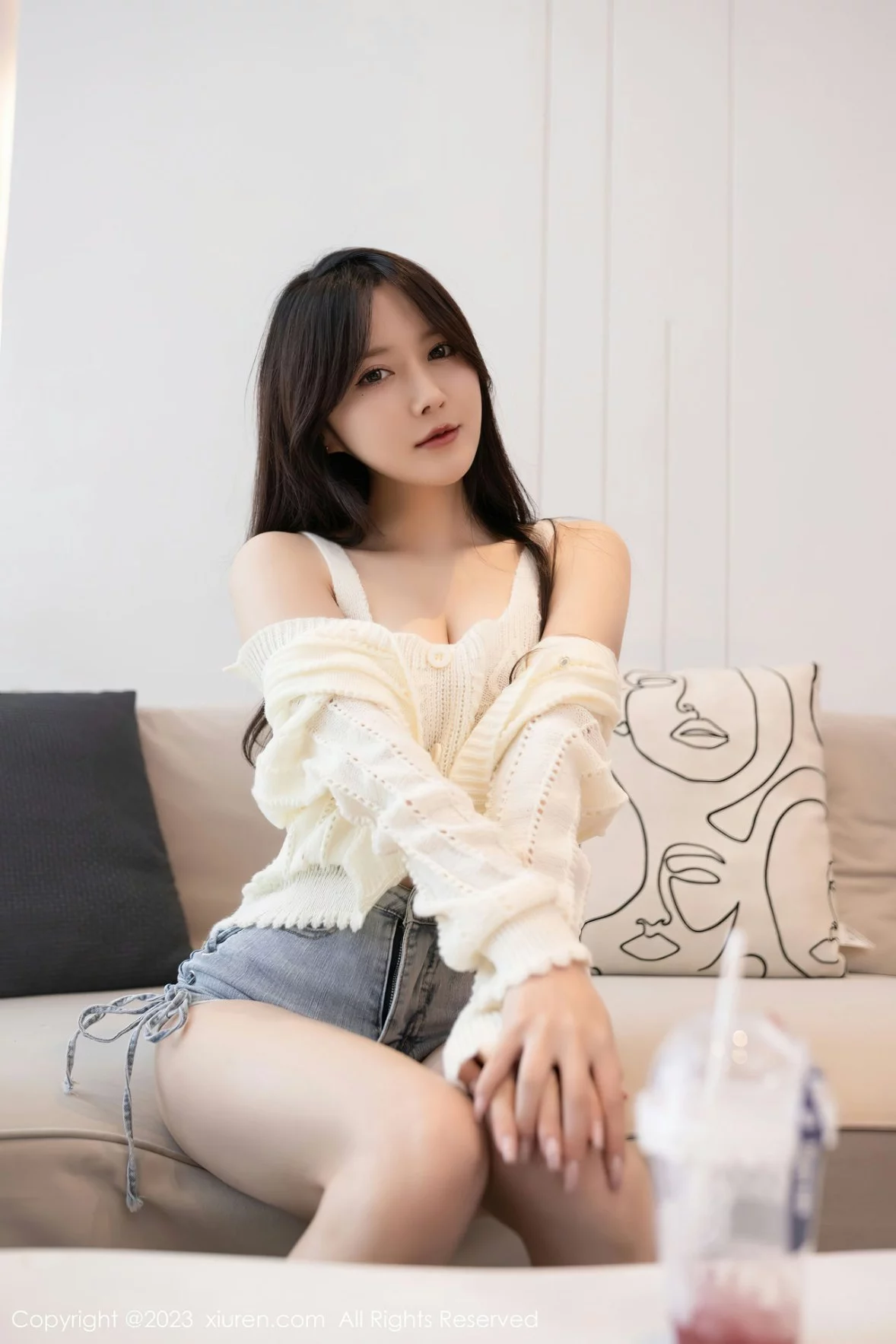 [[XiuRen秀人网]秀人网]No.6216_模特鱼子酱Fish白上衣配性感牛仔短裤半脱秀完美身材诱惑写真78P