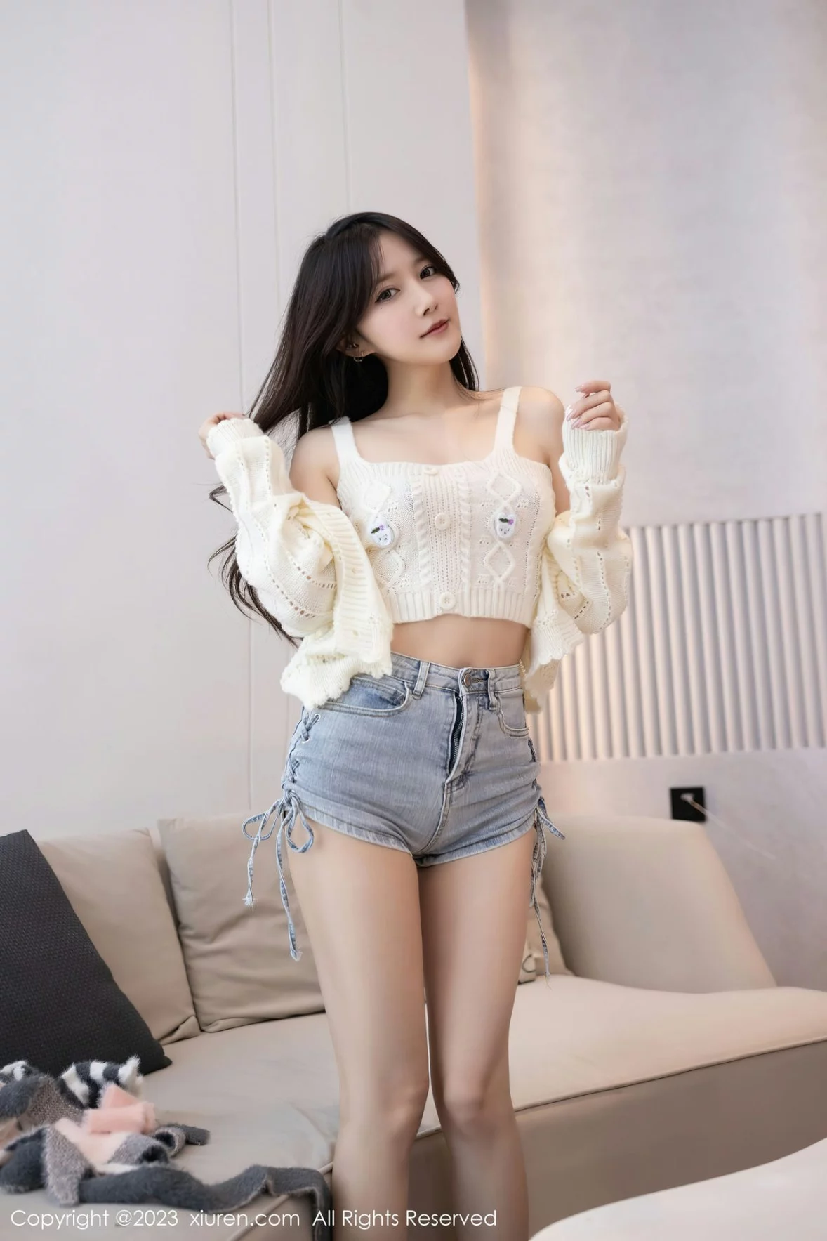 [[XiuRen秀人网]秀人网]No.6216_模特鱼子酱Fish白上衣配性感牛仔短裤半脱秀完美身材诱惑写真78P