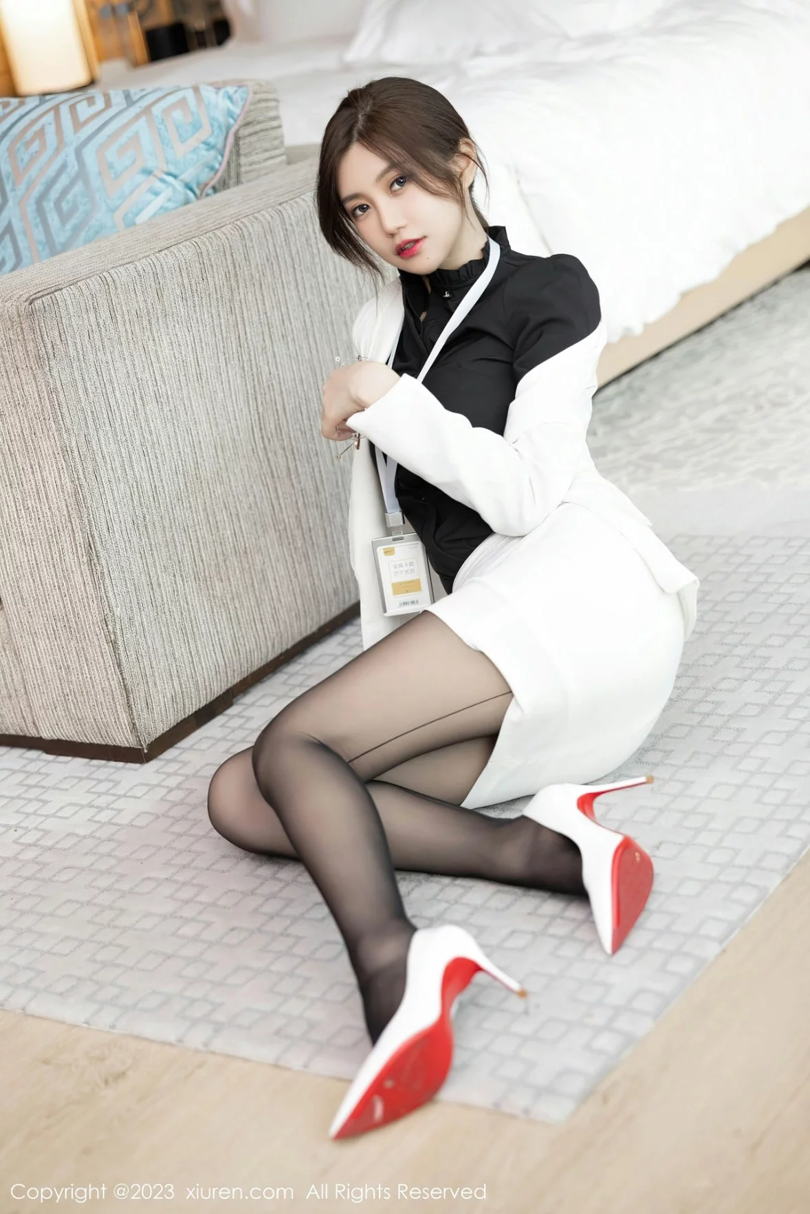 [[XiuRen秀人网]秀人网]No.6214_女神绮里嘉ula江浙沪旅拍脱白色OL制服露白色蕾丝内衣诱惑写真86P