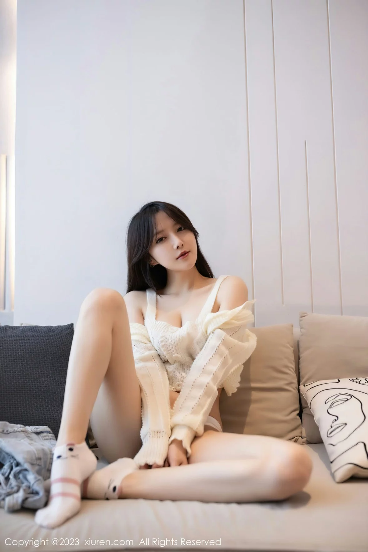 [[XiuRen秀人网]秀人网]No.6216_模特鱼子酱Fish白上衣配性感牛仔短裤半脱秀完美身材诱惑写真78P