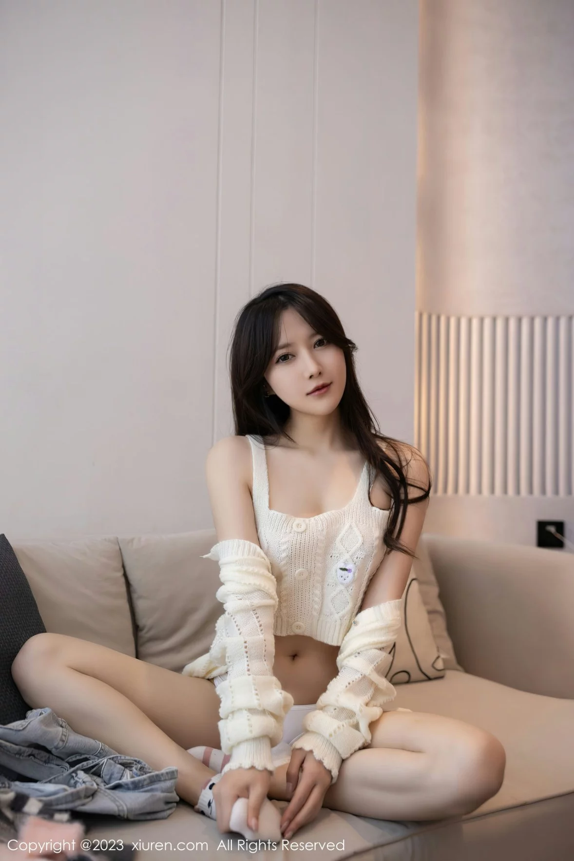 [[XiuRen秀人网]秀人网]No.6216_模特鱼子酱Fish白上衣配性感牛仔短裤半脱秀完美身材诱惑写真78P