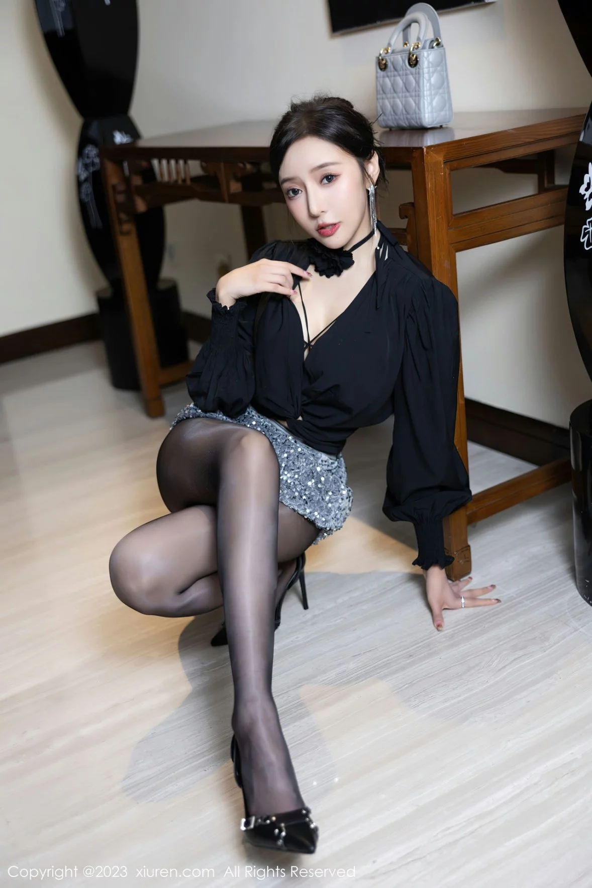 [[XiuRen秀人网]秀人网]No.6215_女神王馨瑶yanni私房半脱露性感黑色蕾丝内衣配开档黑丝诱惑写真80P