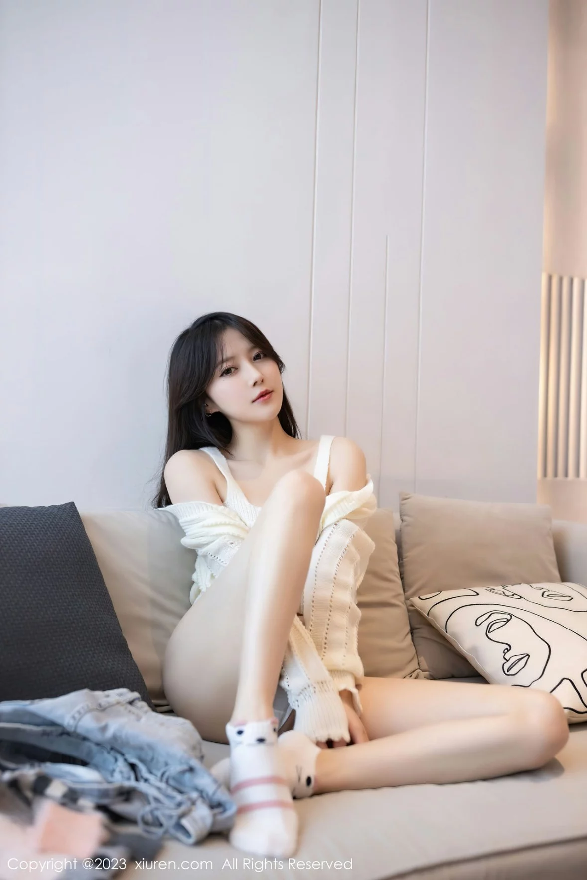 [[XiuRen秀人网]秀人网]No.6216_模特鱼子酱Fish白上衣配性感牛仔短裤半脱秀完美身材诱惑写真78P