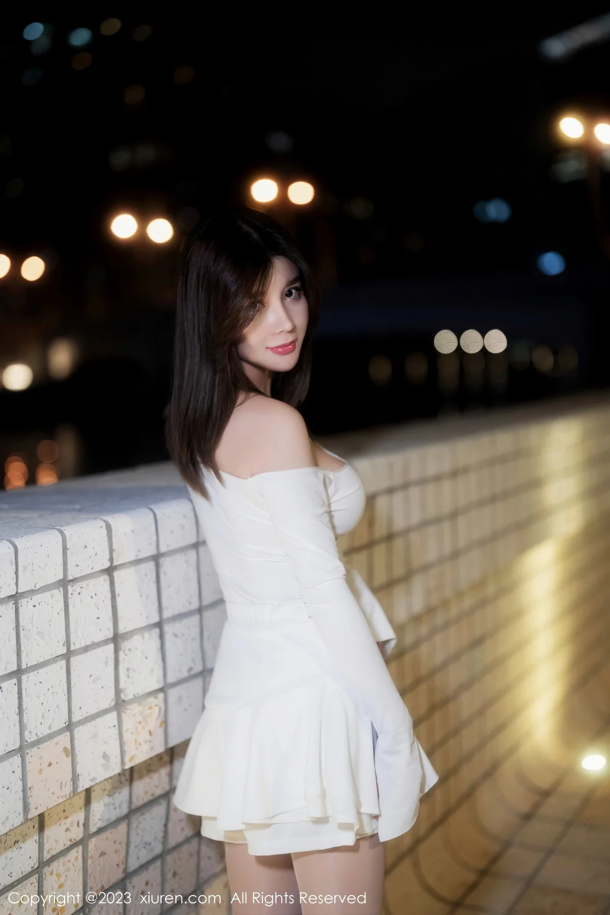 [[XiuRen秀人网]秀人网]No.6218_模特周jojobaby性感露肩白裙配超薄无内肉丝秀惹火身材诱惑写真60P