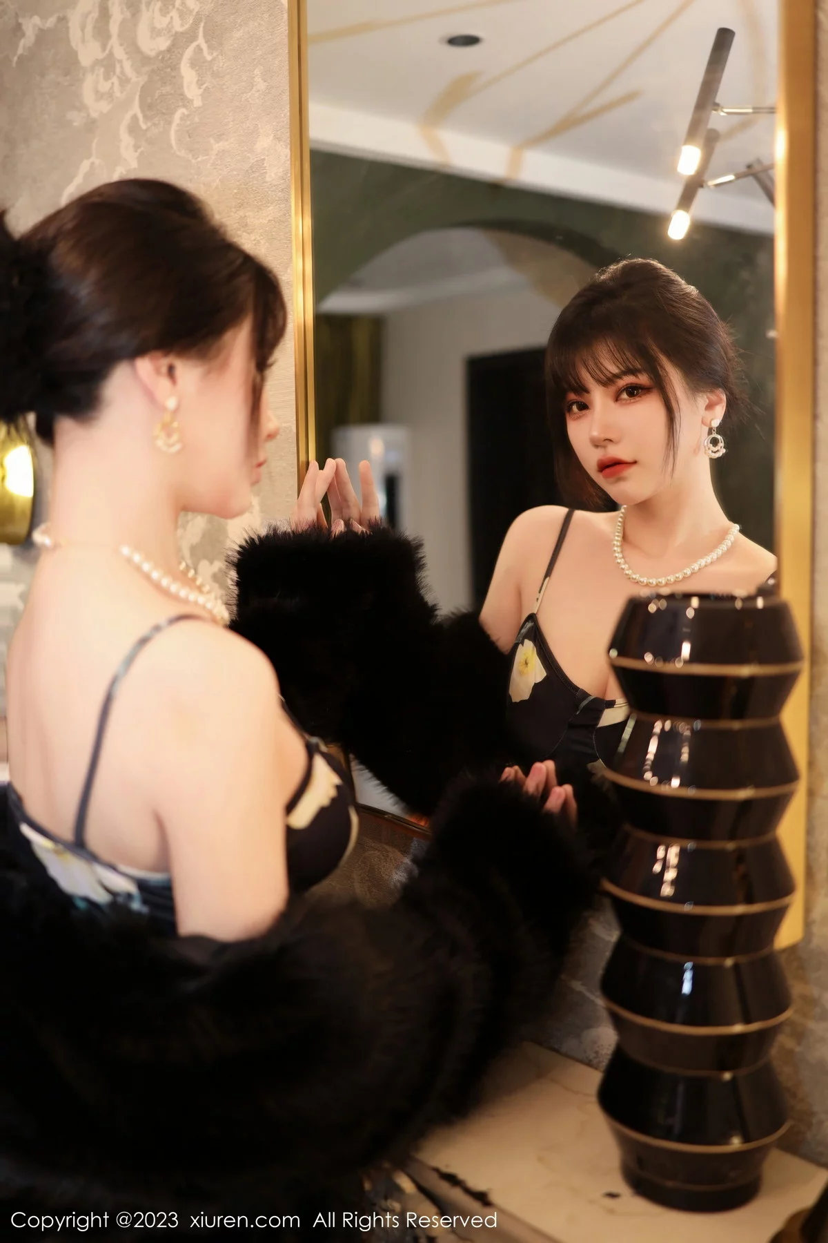 [[XiuRen秀人网]秀人网]No.6220_模特桃桃子性感黑色吊带裙配超薄无内黑丝秀完美身材美艳写真85P