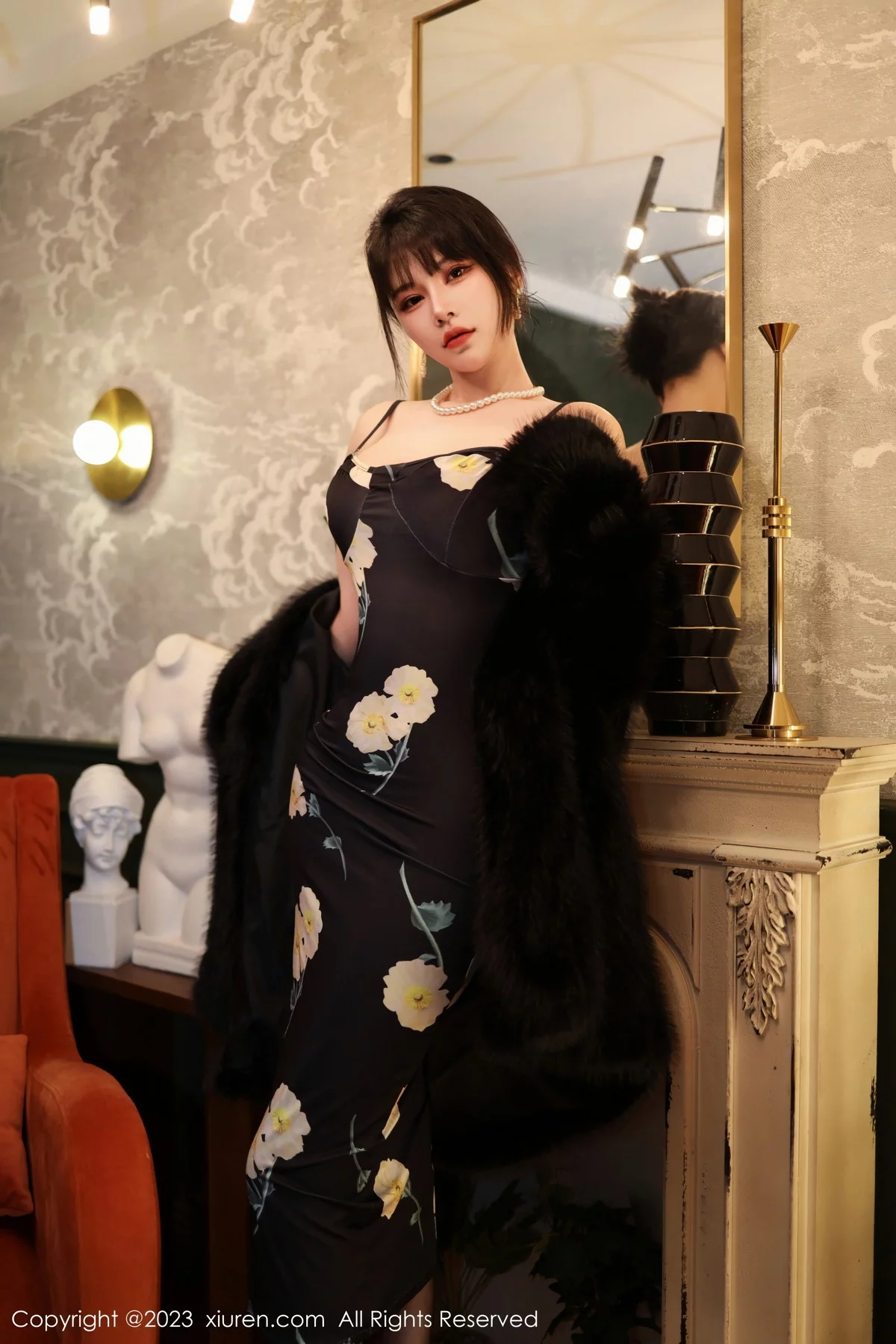 [[XiuRen秀人网]秀人网]No.6220_模特桃桃子性感黑色吊带裙配超薄无内黑丝秀完美身材美艳写真85P