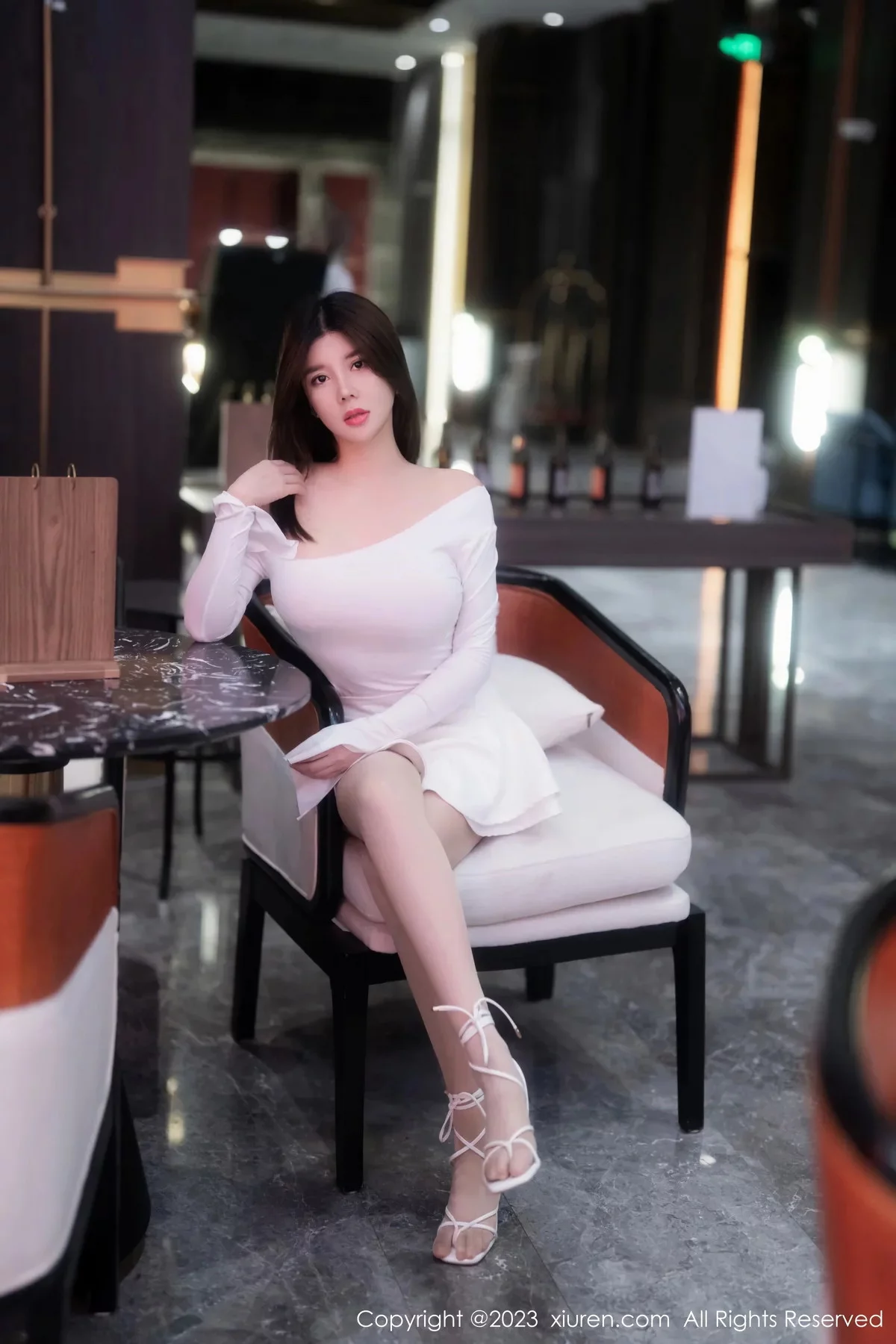 [[XiuRen秀人网]秀人网]No.6218_模特周jojobaby性感露肩白裙配超薄无内肉丝秀惹火身材诱惑写真60P