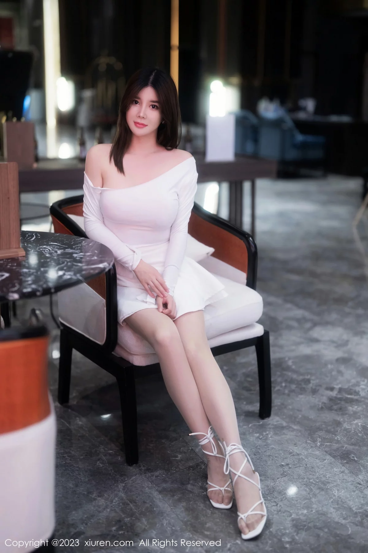 [[XiuRen秀人网]秀人网]No.6218_模特周jojobaby性感露肩白裙配超薄无内肉丝秀惹火身材诱惑写真60P