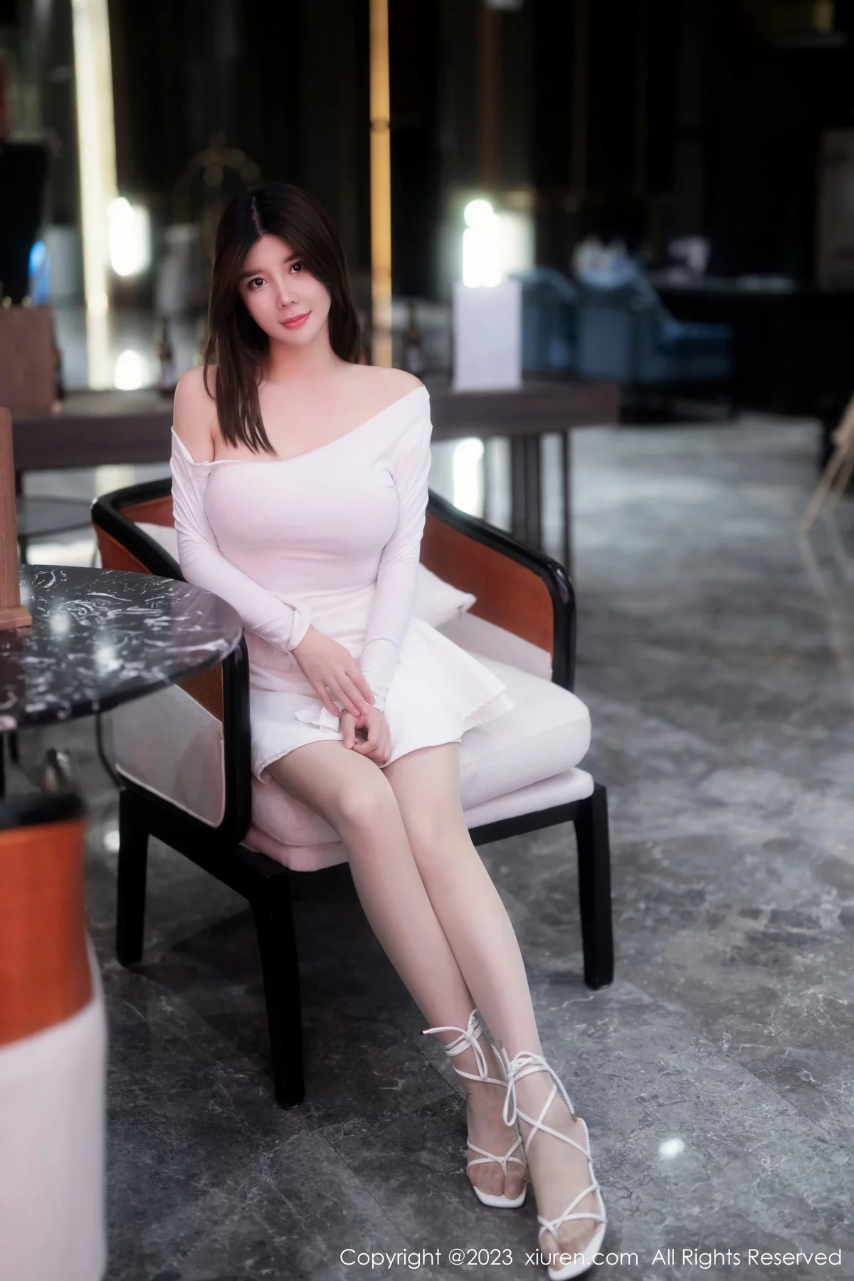 [[XiuRen秀人网]秀人网]No.6218_模特周jojobaby性感露肩白裙配超薄无内肉丝秀惹火身材诱惑写真60P