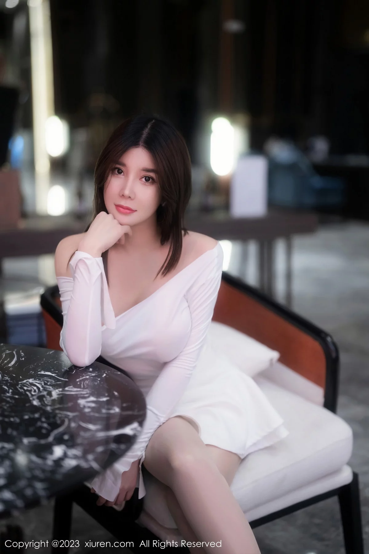 [[XiuRen秀人网]秀人网]No.6218_模特周jojobaby性感露肩白裙配超薄无内肉丝秀惹火身材诱惑写真60P