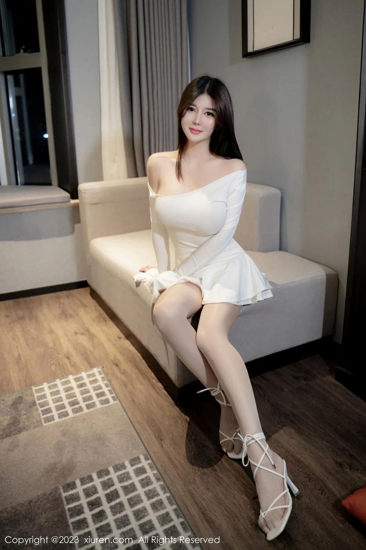 [[XiuRen秀人网]秀人网]No.6218_模特周jojobaby性感露肩白裙配超薄无内肉丝秀惹火身材诱惑写真60P