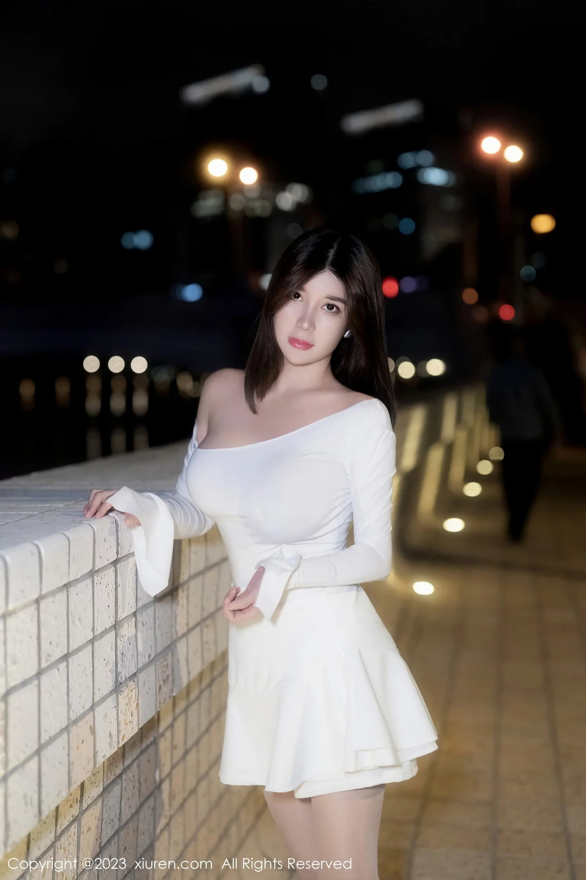 [[XiuRen秀人网]秀人网]No.6218_模特周jojobaby性感露肩白裙配超薄无内肉丝秀惹火身材诱惑写真60P