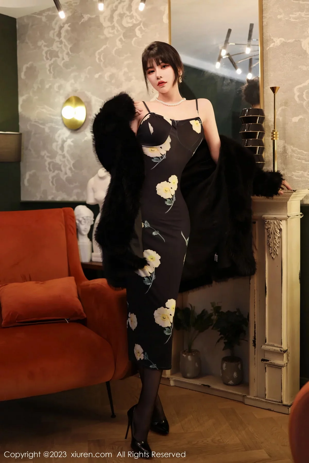 [[XiuRen秀人网]秀人网]No.6220_模特桃桃子性感黑色吊带裙配超薄无内黑丝秀完美身材美艳写真85P