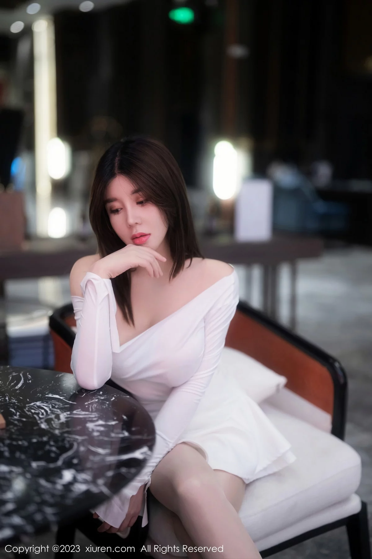 [[XiuRen秀人网]秀人网]No.6218_模特周jojobaby性感露肩白裙配超薄无内肉丝秀惹火身材诱惑写真60P