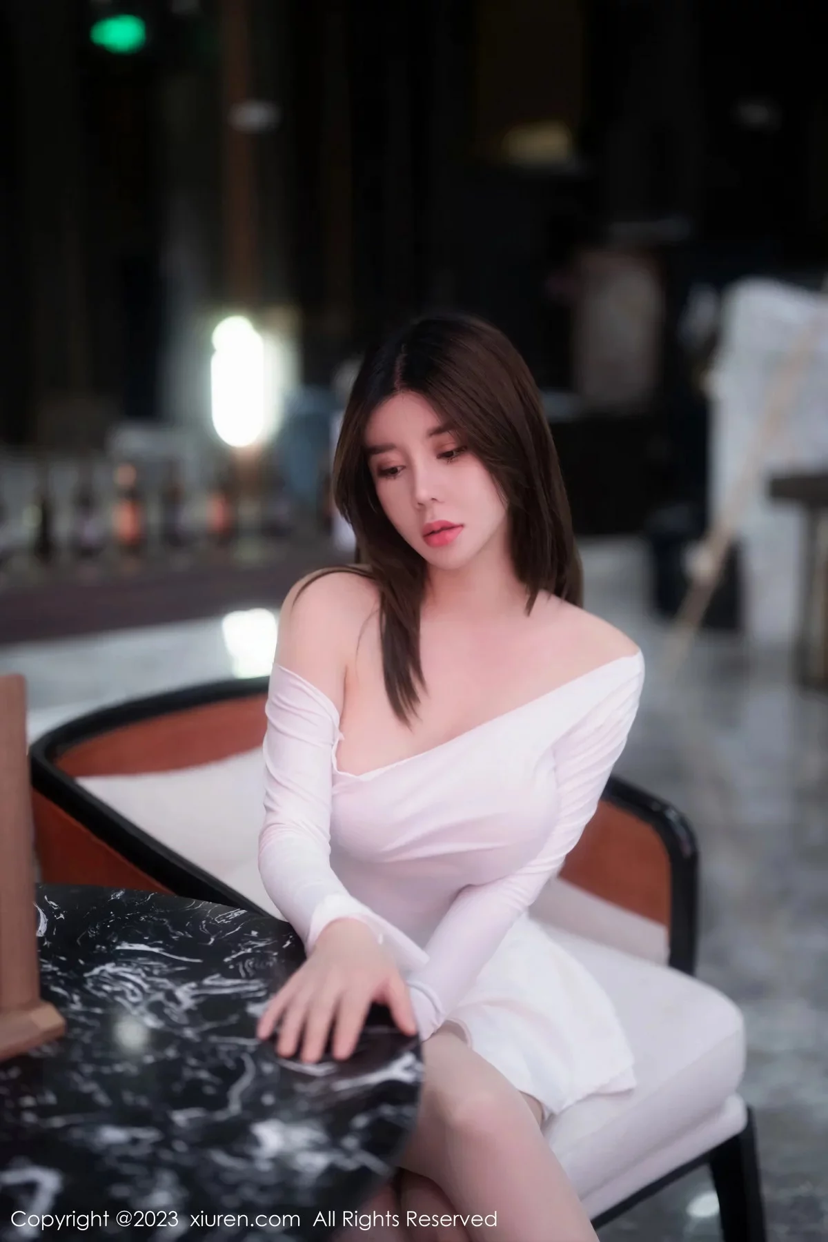 [[XiuRen秀人网]秀人网]No.6218_模特周jojobaby性感露肩白裙配超薄无内肉丝秀惹火身材诱惑写真60P