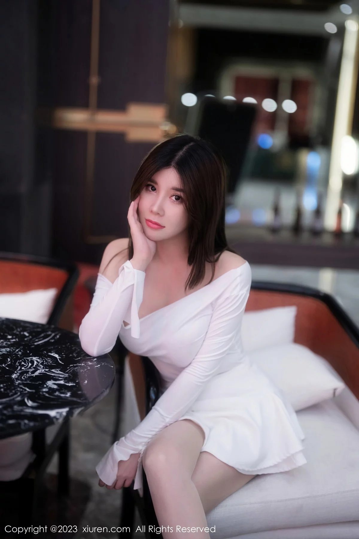 [[XiuRen秀人网]秀人网]No.6218_模特周jojobaby性感露肩白裙配超薄无内肉丝秀惹火身材诱惑写真60P