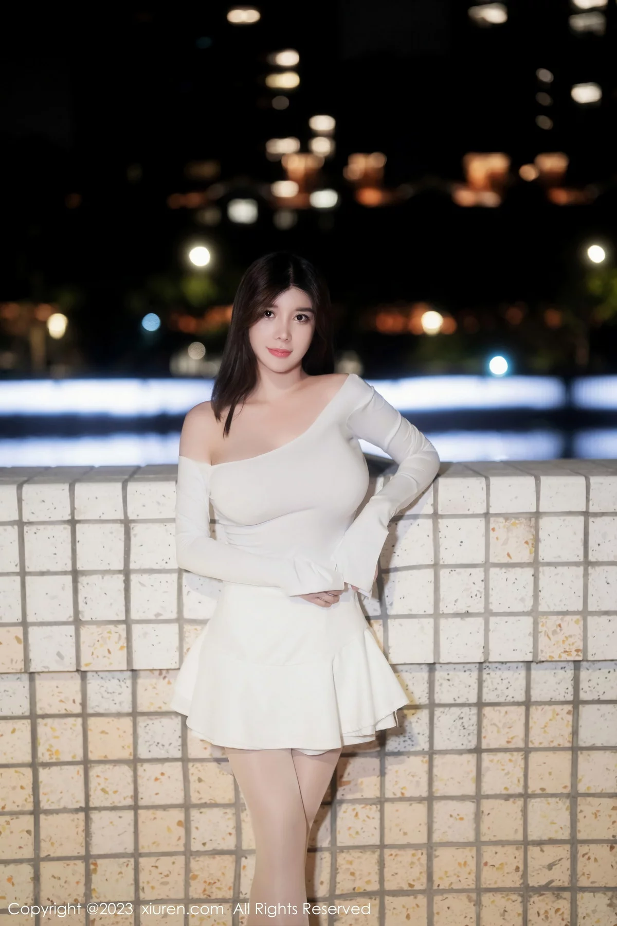 [[XiuRen秀人网]秀人网]No.6218_模特周jojobaby性感露肩白裙配超薄无内肉丝秀惹火身材诱惑写真60P