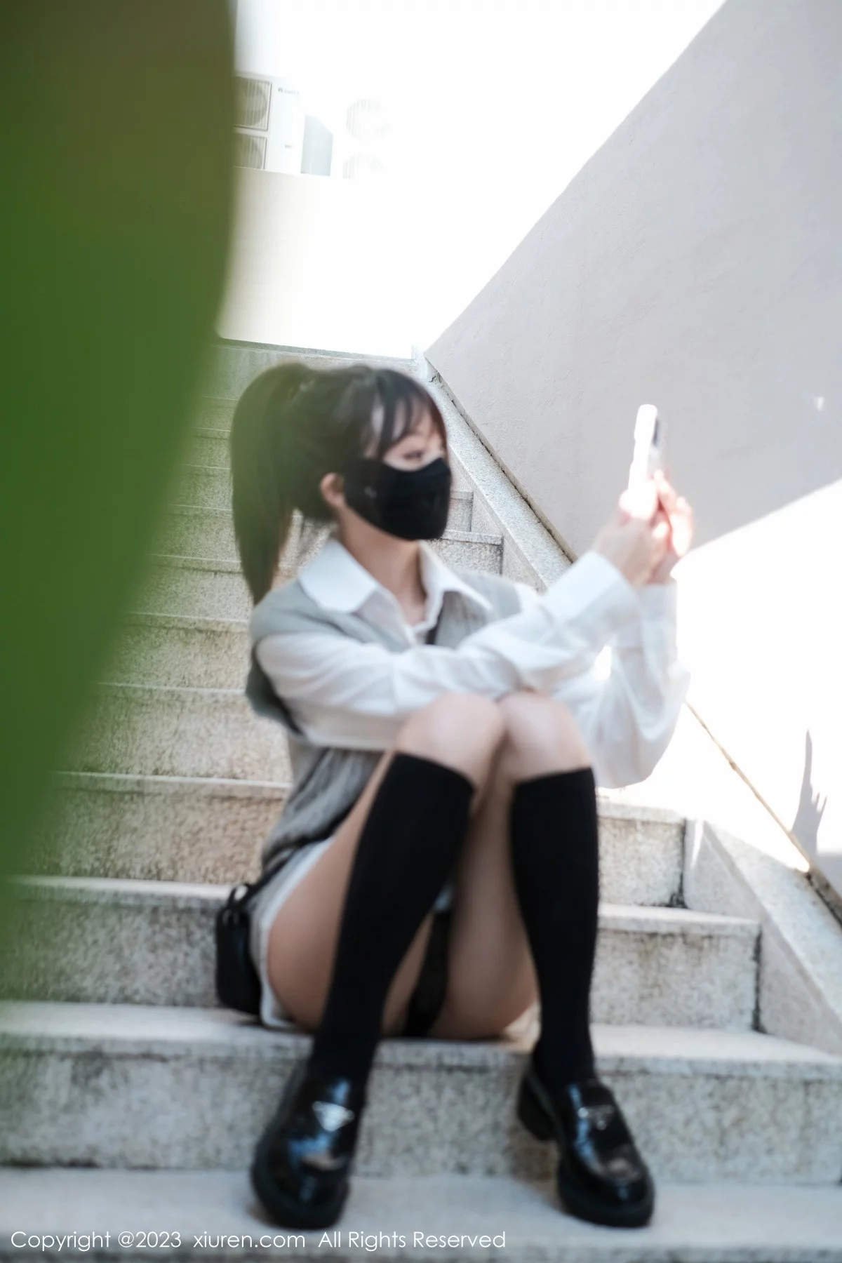 [[XiuRen秀人网]秀人网]No.6145_模特佘贝拉bella南京旅拍性感白T配灰色短裙秀完美身材迷人写真59P