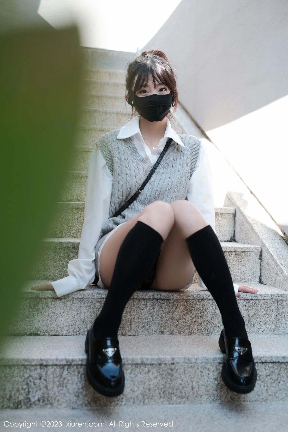 [[XiuRen秀人网]秀人网]No.6145_模特佘贝拉bella南京旅拍性感白T配灰色短裙秀完美身材迷人写真59P