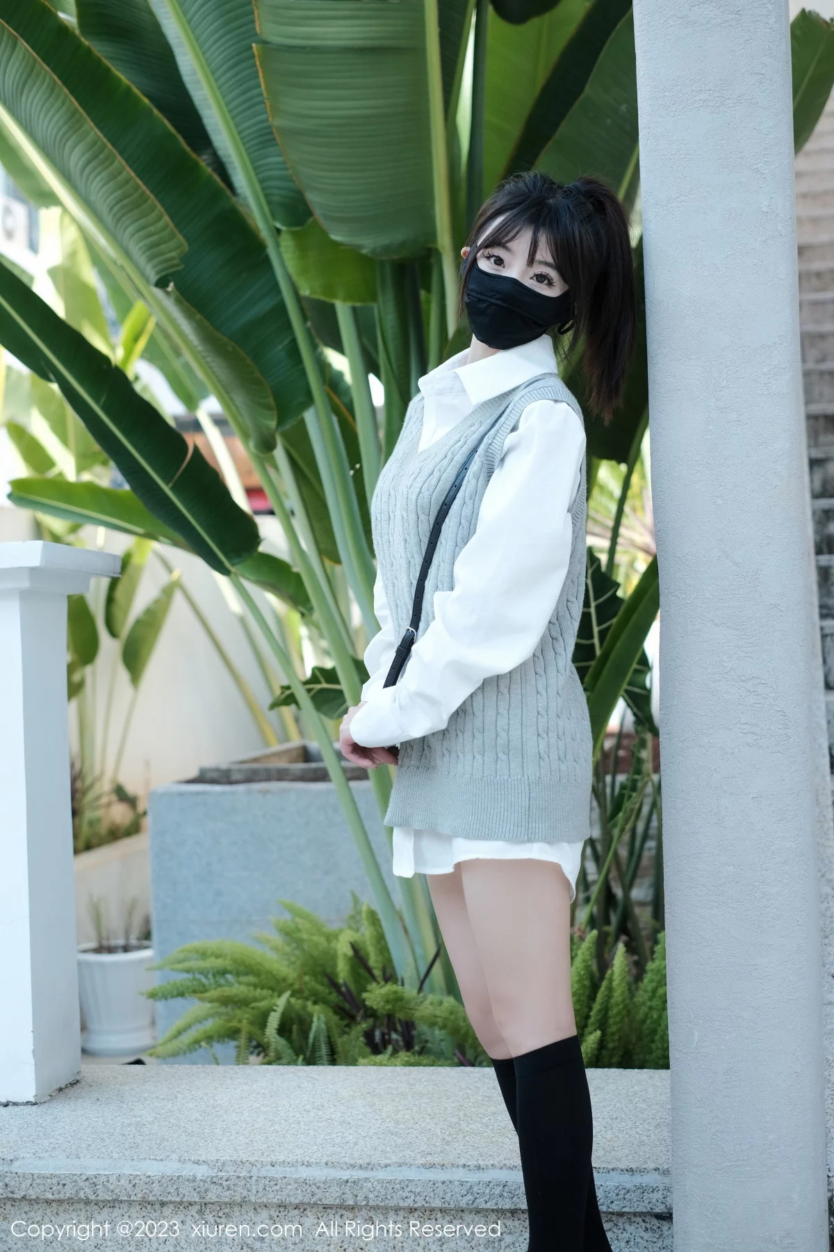 [[XiuRen秀人网]秀人网]No.6145_模特佘贝拉bella南京旅拍性感白T配灰色短裙秀完美身材迷人写真59P