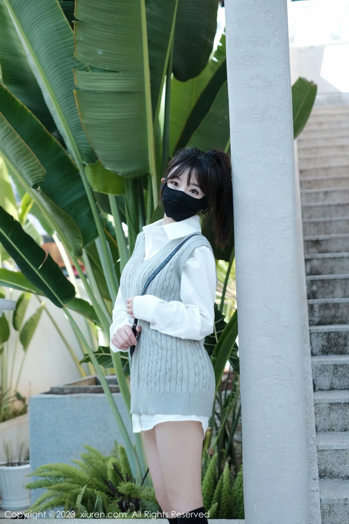 [[XiuRen秀人网]秀人网]No.6145_模特佘贝拉bella南京旅拍性感白T配灰色短裙秀完美身材迷人写真59P