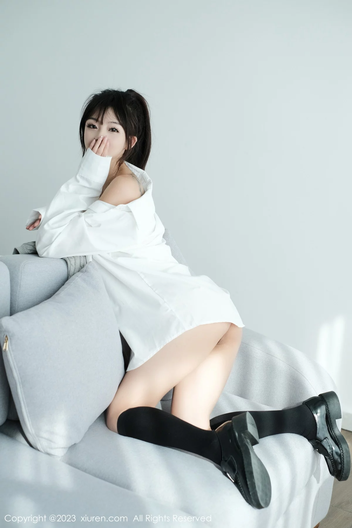 [[XiuRen秀人网]秀人网]No.6145_模特佘贝拉bella南京旅拍性感白T配灰色短裙秀完美身材迷人写真59P