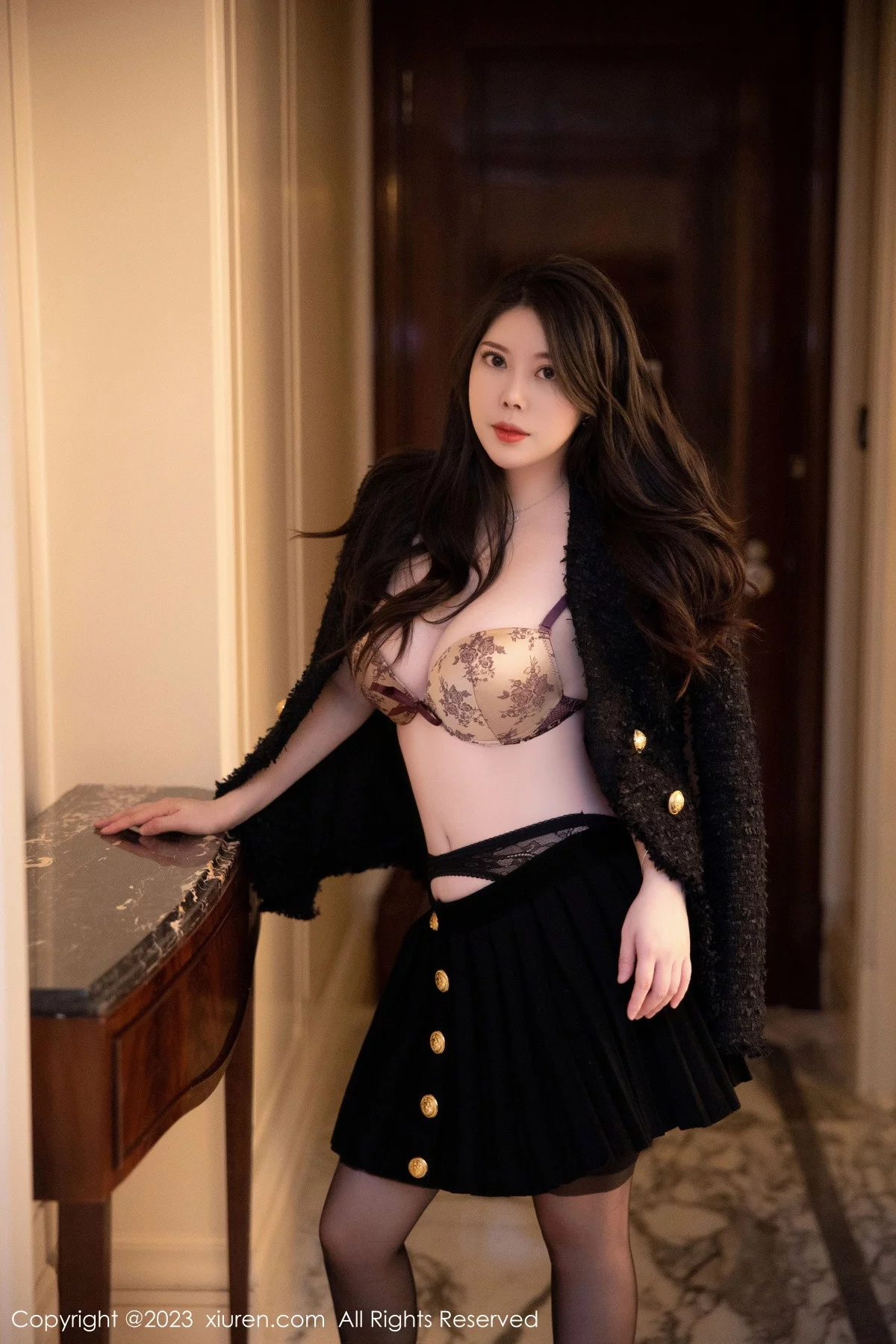 [[XiuRen秀人网]秀人网]No.6147_模特白茹雪私房半脱露金色带图案内衣配黑丝吊袜极致魅惑写真79P