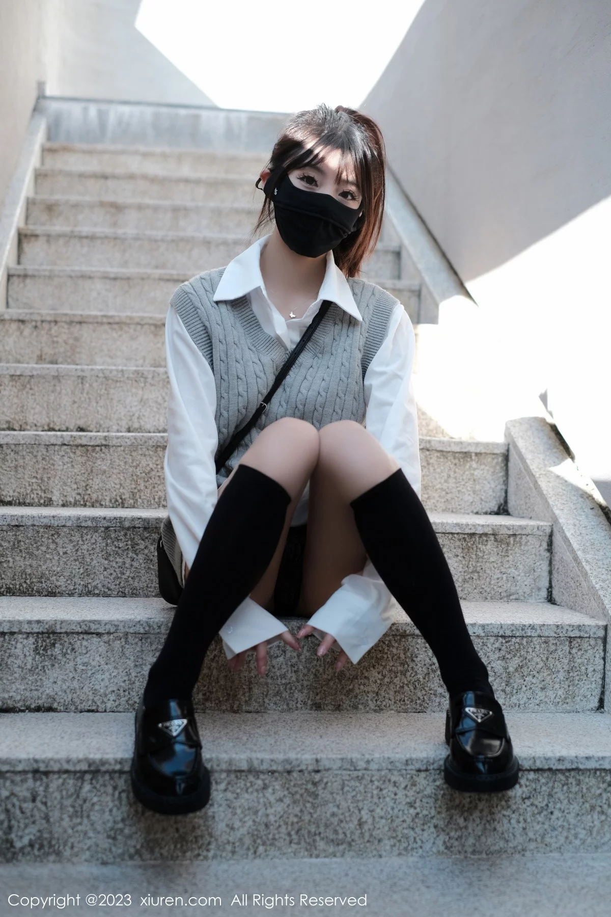 [[XiuRen秀人网]秀人网]No.6145_模特佘贝拉bella南京旅拍性感白T配灰色短裙秀完美身材迷人写真59P