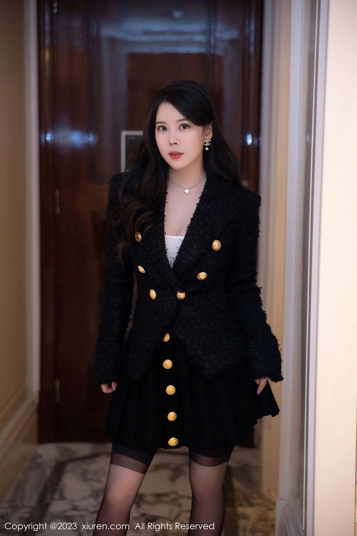 [[XiuRen秀人网]秀人网]No.6147_模特白茹雪私房半脱露金色带图案内衣配黑丝吊袜极致魅惑写真79P