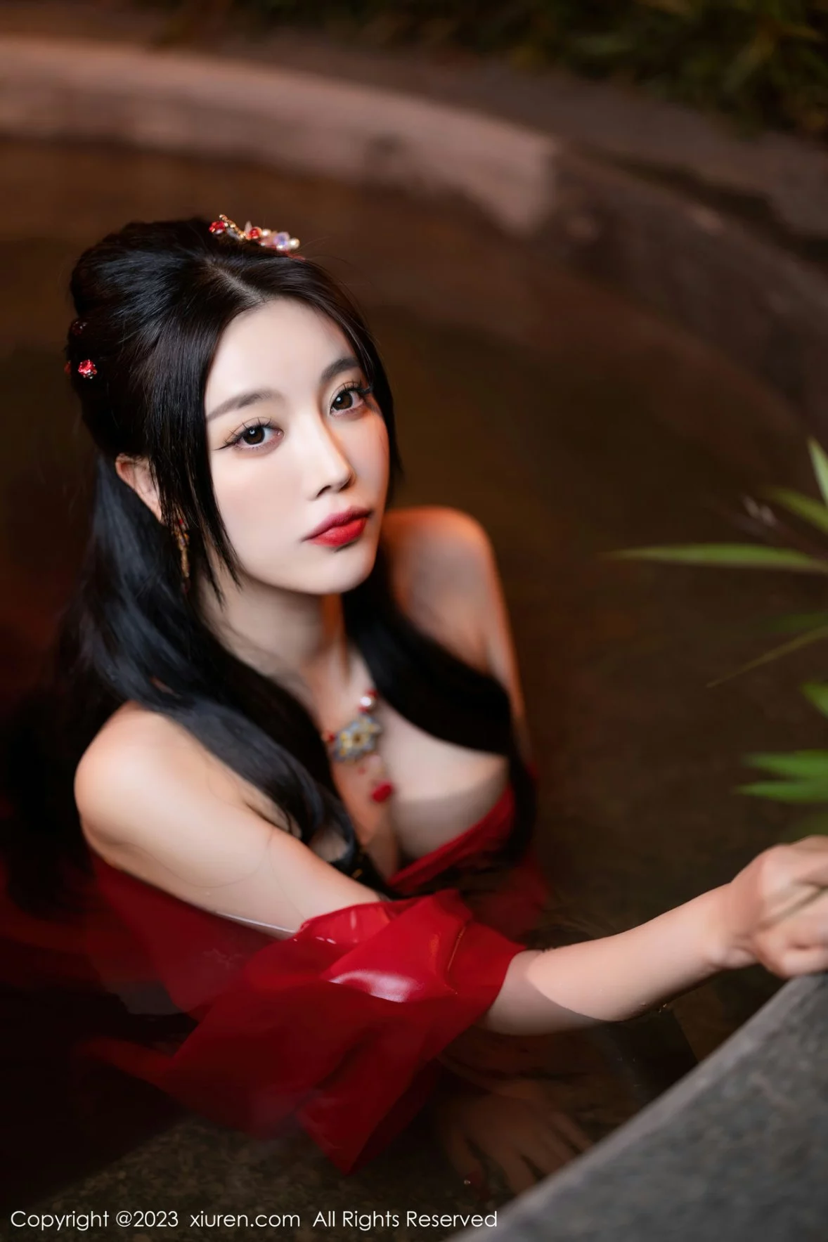 [[XiuRen秀人网]秀人网]No.6149_女神杨晨晨Yome温泉性感半透红色丝绸秀丰满身材惹火诱惑写真88P