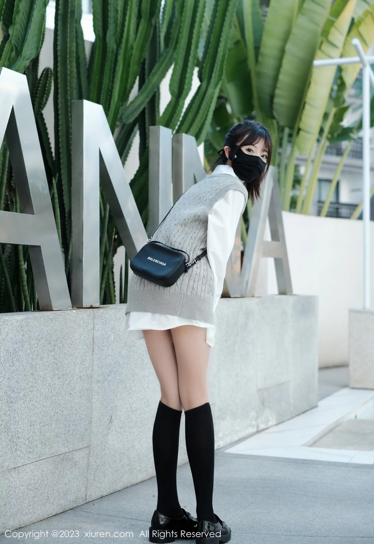 [[XiuRen秀人网]秀人网]No.6145_模特佘贝拉bella南京旅拍性感白T配灰色短裙秀完美身材迷人写真59P