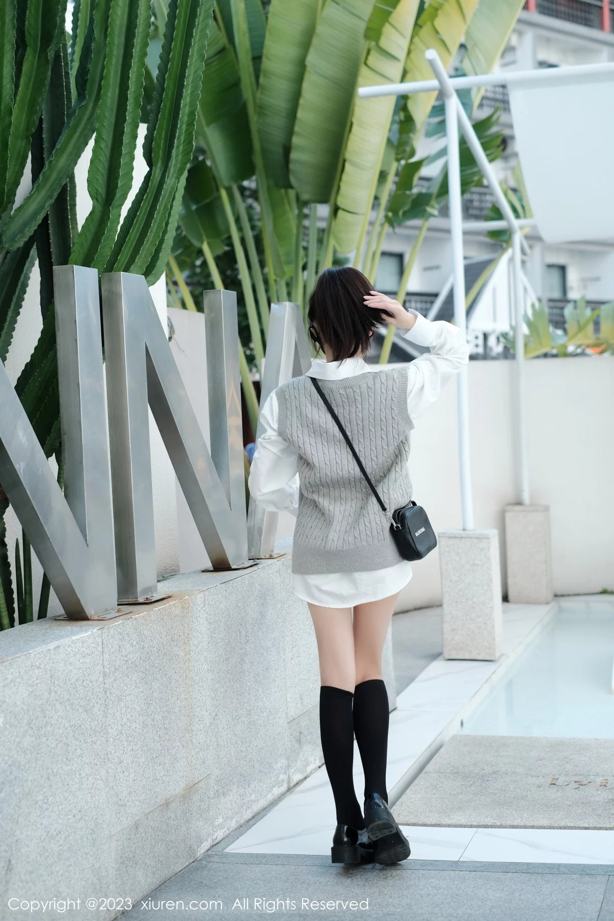 [[XiuRen秀人网]秀人网]No.6145_模特佘贝拉bella南京旅拍性感白T配灰色短裙秀完美身材迷人写真59P