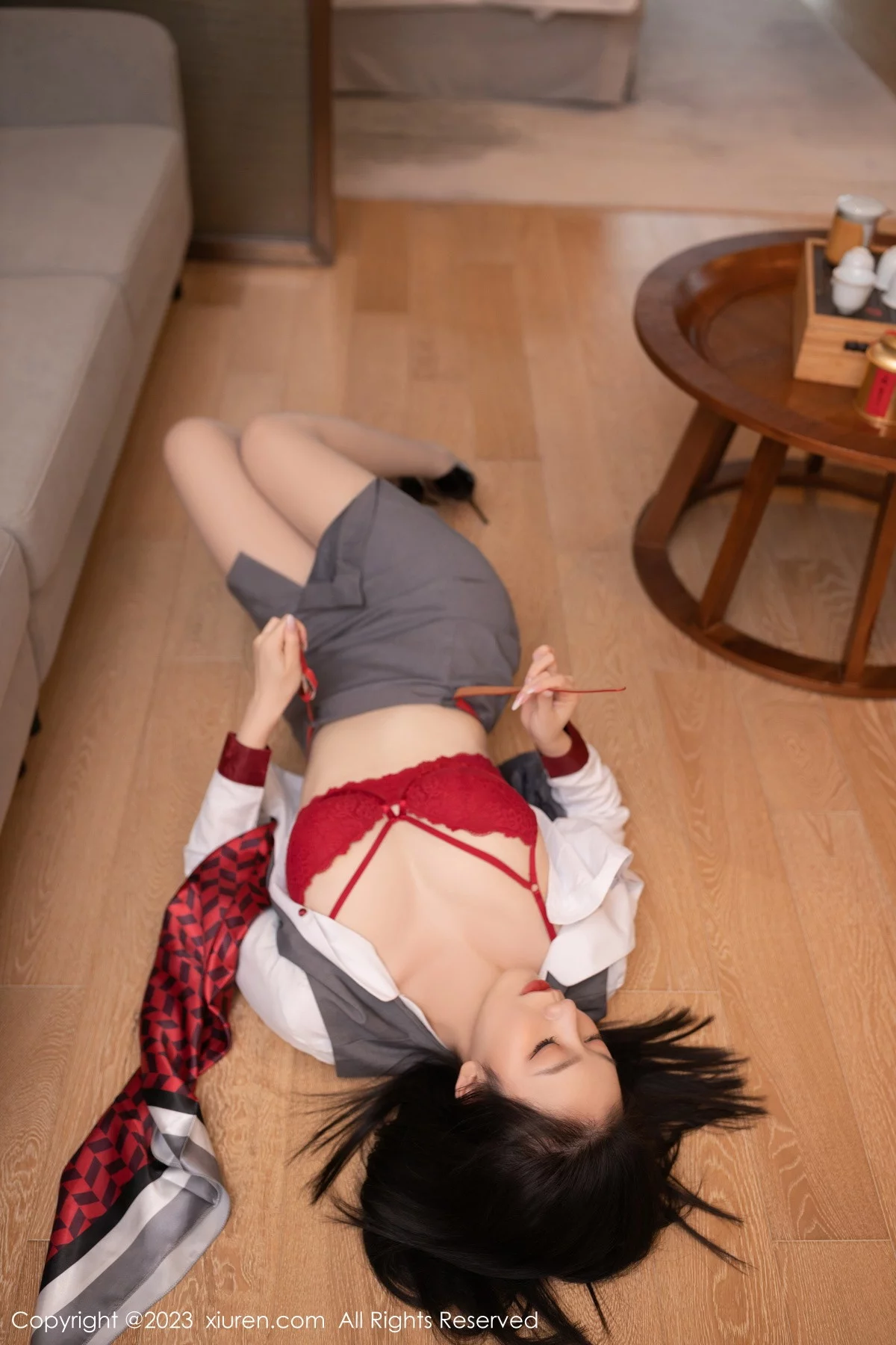 [[XiuRen秀人网]秀人网]No.6148_模特安然anran空姐角色扮演脱制服露红色蕾丝内衣惹火诱惑写真82P