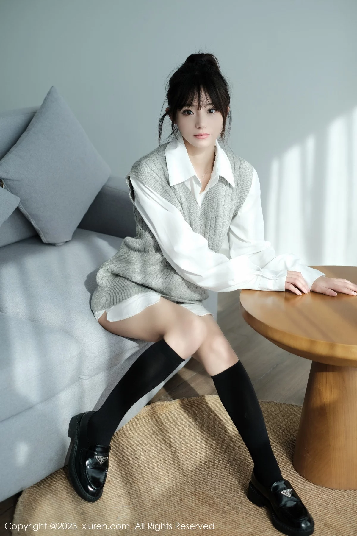 [[XiuRen秀人网]秀人网]No.6145_模特佘贝拉bella南京旅拍性感白T配灰色短裙秀完美身材迷人写真59P