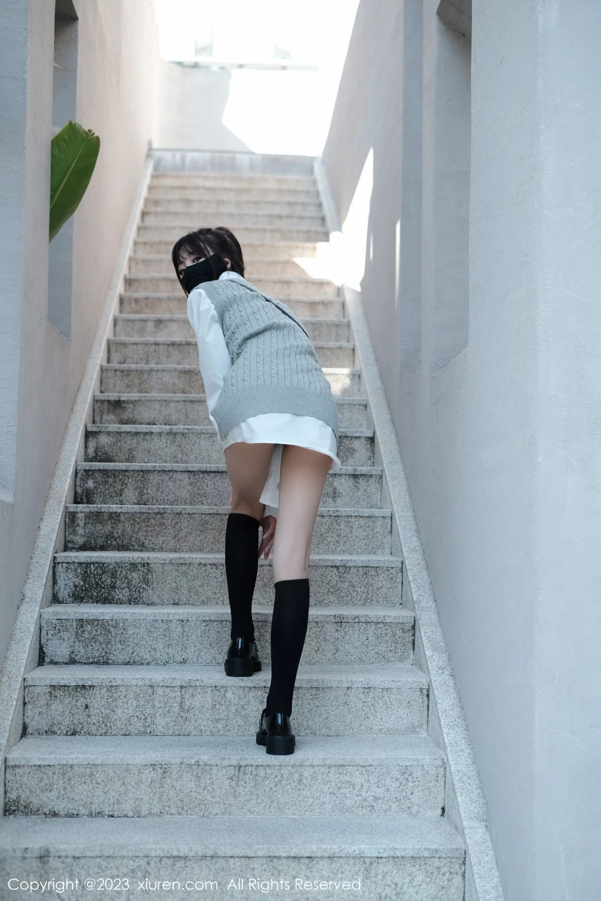 [[XiuRen秀人网]秀人网]No.6145_模特佘贝拉bella南京旅拍性感白T配灰色短裙秀完美身材迷人写真59P