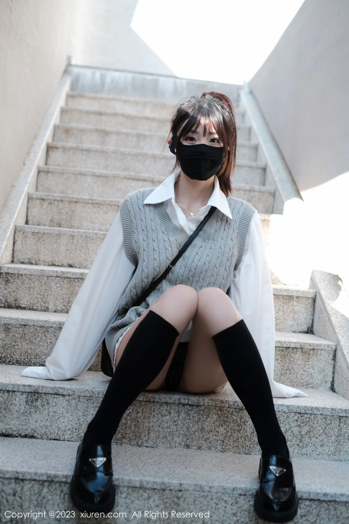 [[XiuRen秀人网]秀人网]No.6145_模特佘贝拉bella南京旅拍性感白T配灰色短裙秀完美身材迷人写真59P