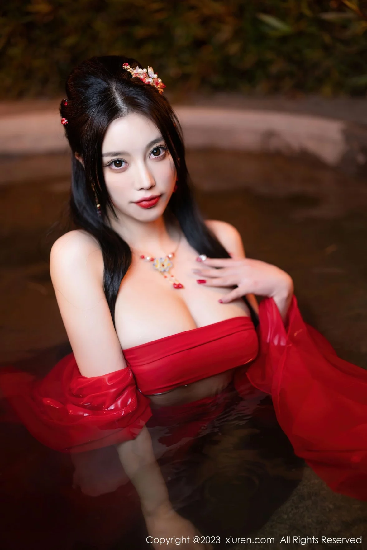 [[XiuRen秀人网]秀人网]No.6149_女神杨晨晨Yome温泉性感半透红色丝绸秀丰满身材惹火诱惑写真88P