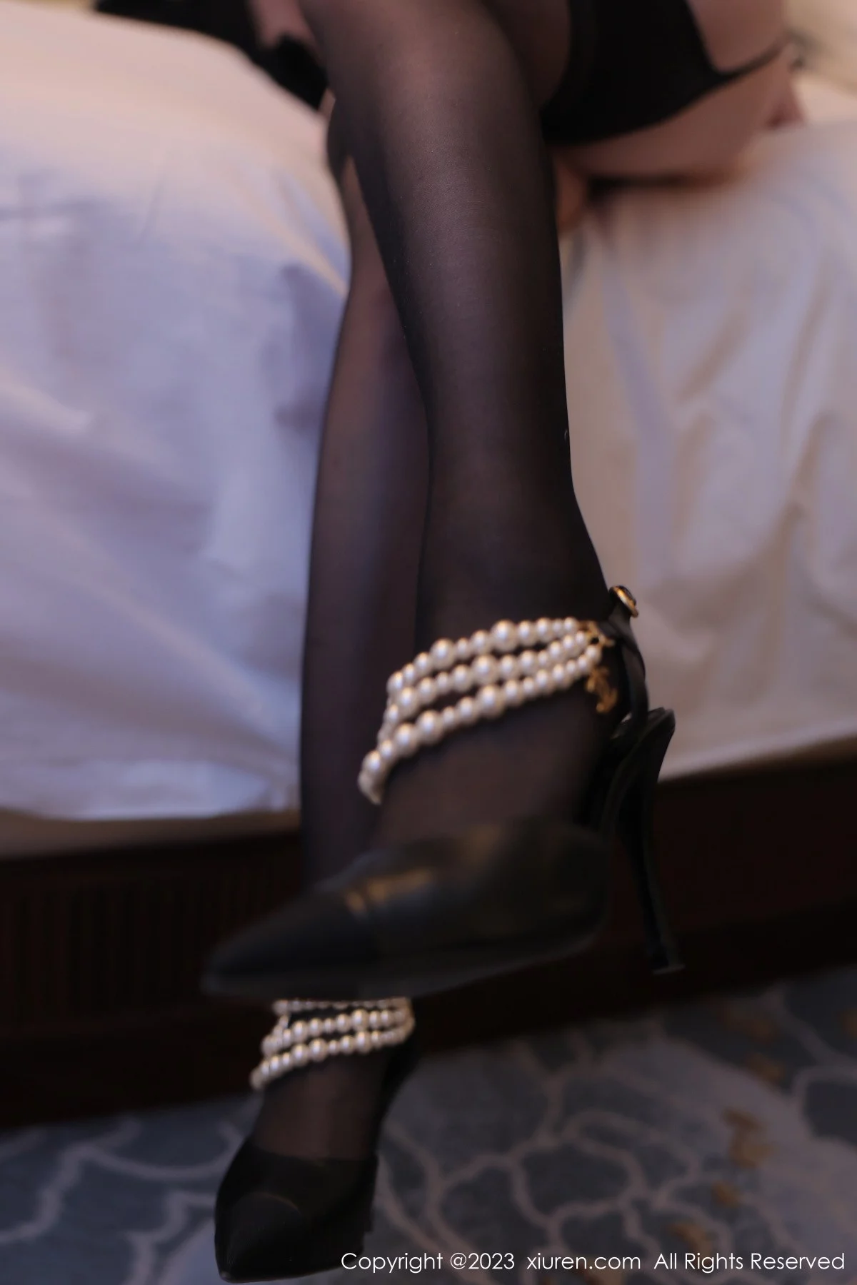 [[XiuRen秀人网]秀人网]No.6147_模特白茹雪私房半脱露金色带图案内衣配黑丝吊袜极致魅惑写真79P