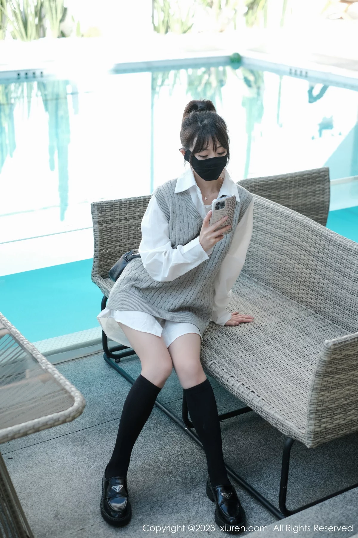 [[XiuRen秀人网]秀人网]No.6145_模特佘贝拉bella南京旅拍性感白T配灰色短裙秀完美身材迷人写真59P