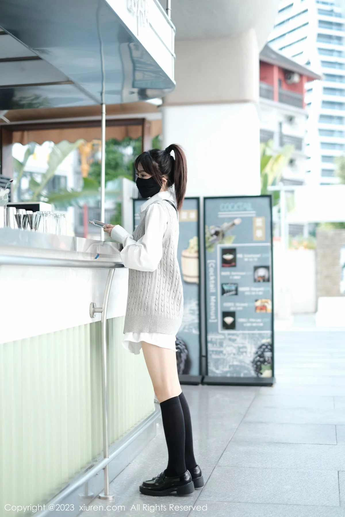 [[XiuRen秀人网]秀人网]No.6145_模特佘贝拉bella南京旅拍性感白T配灰色短裙秀完美身材迷人写真59P