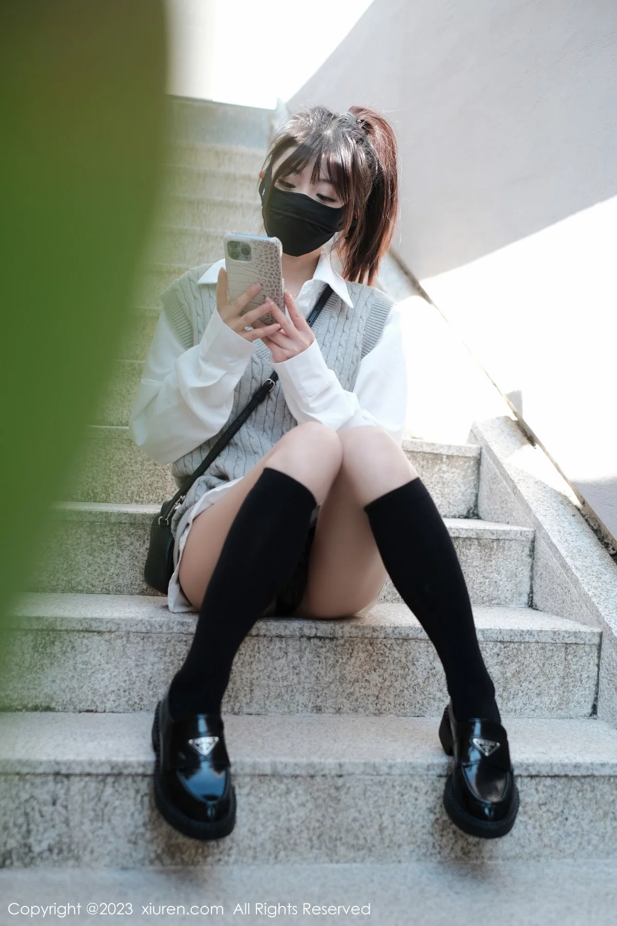 [[XiuRen秀人网]秀人网]No.6145_模特佘贝拉bella南京旅拍性感白T配灰色短裙秀完美身材迷人写真59P