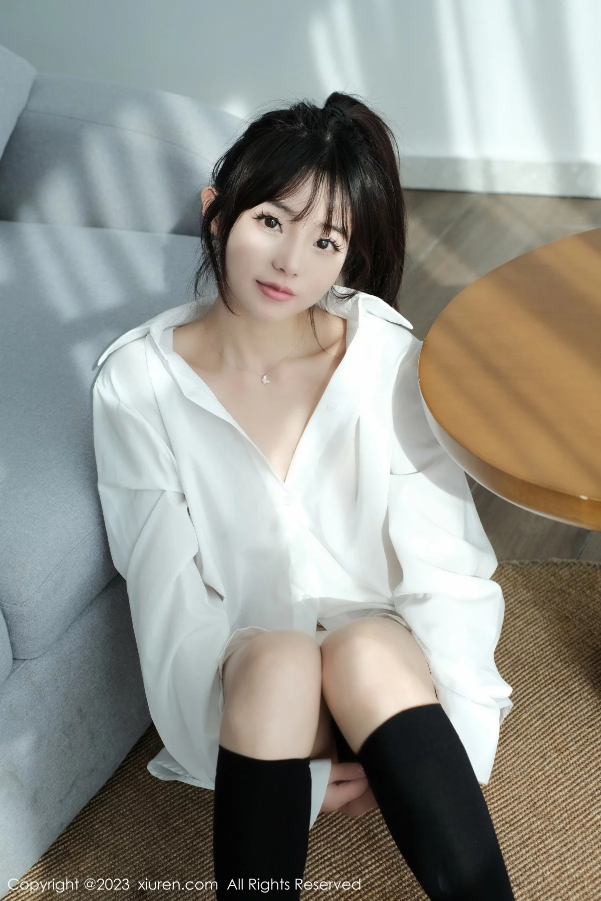 [[XiuRen秀人网]秀人网]No.6145_模特佘贝拉bella南京旅拍性感白T配灰色短裙秀完美身材迷人写真59P