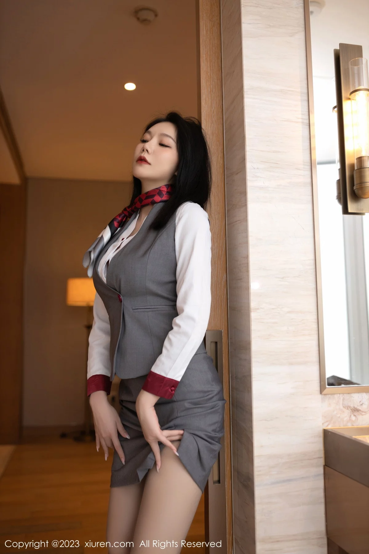 [[XiuRen秀人网]秀人网]No.6148_模特安然anran空姐角色扮演脱制服露红色蕾丝内衣惹火诱惑写真82P