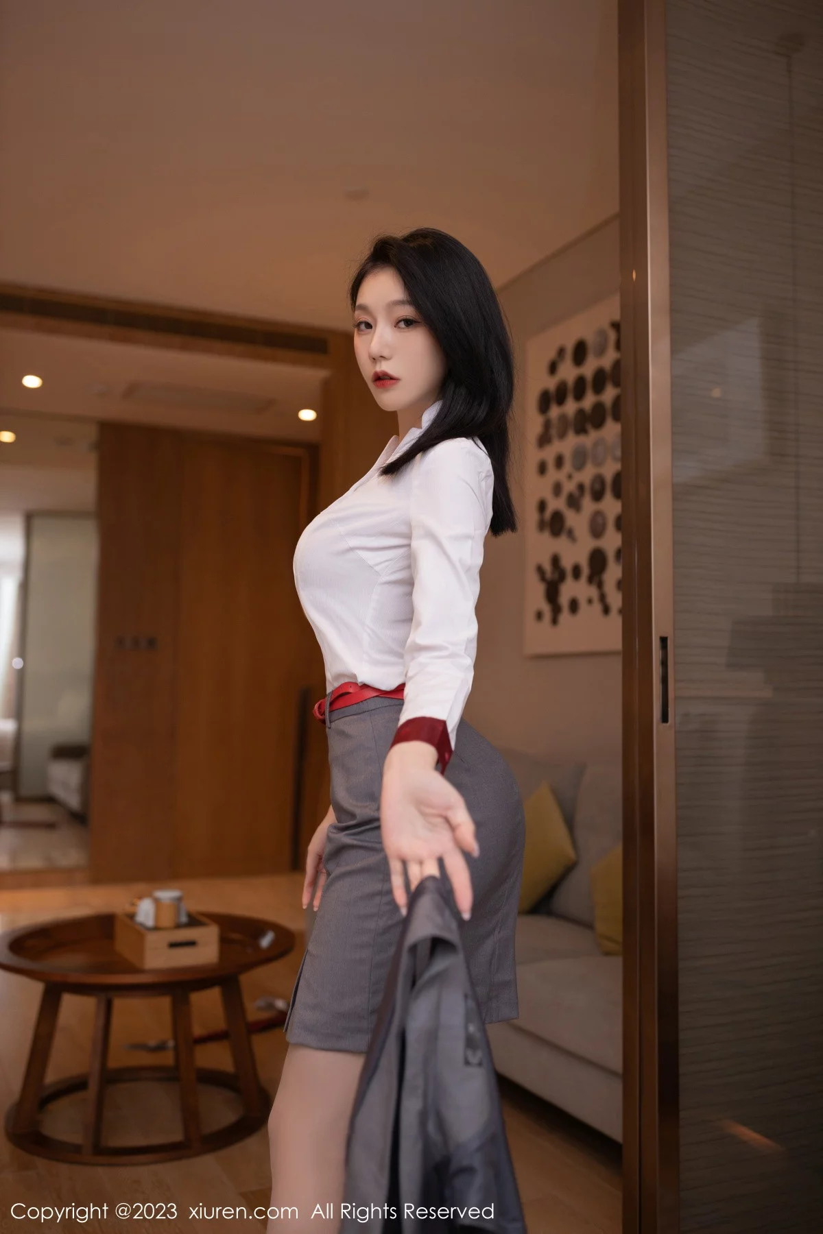 [[XiuRen秀人网]秀人网]No.6148_模特安然anran空姐角色扮演脱制服露红色蕾丝内衣惹火诱惑写真82P