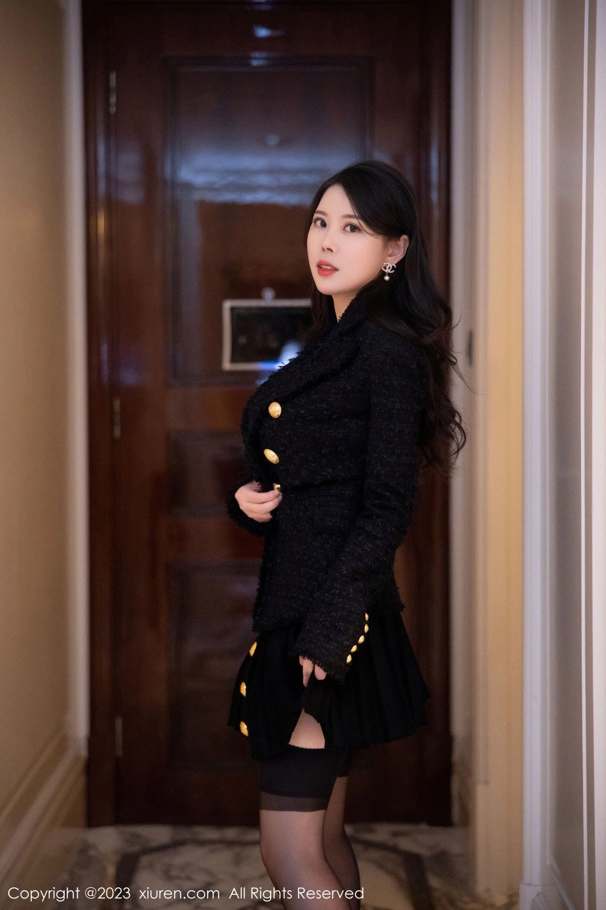 [[XiuRen秀人网]秀人网]No.6147_模特白茹雪私房半脱露金色带图案内衣配黑丝吊袜极致魅惑写真79P