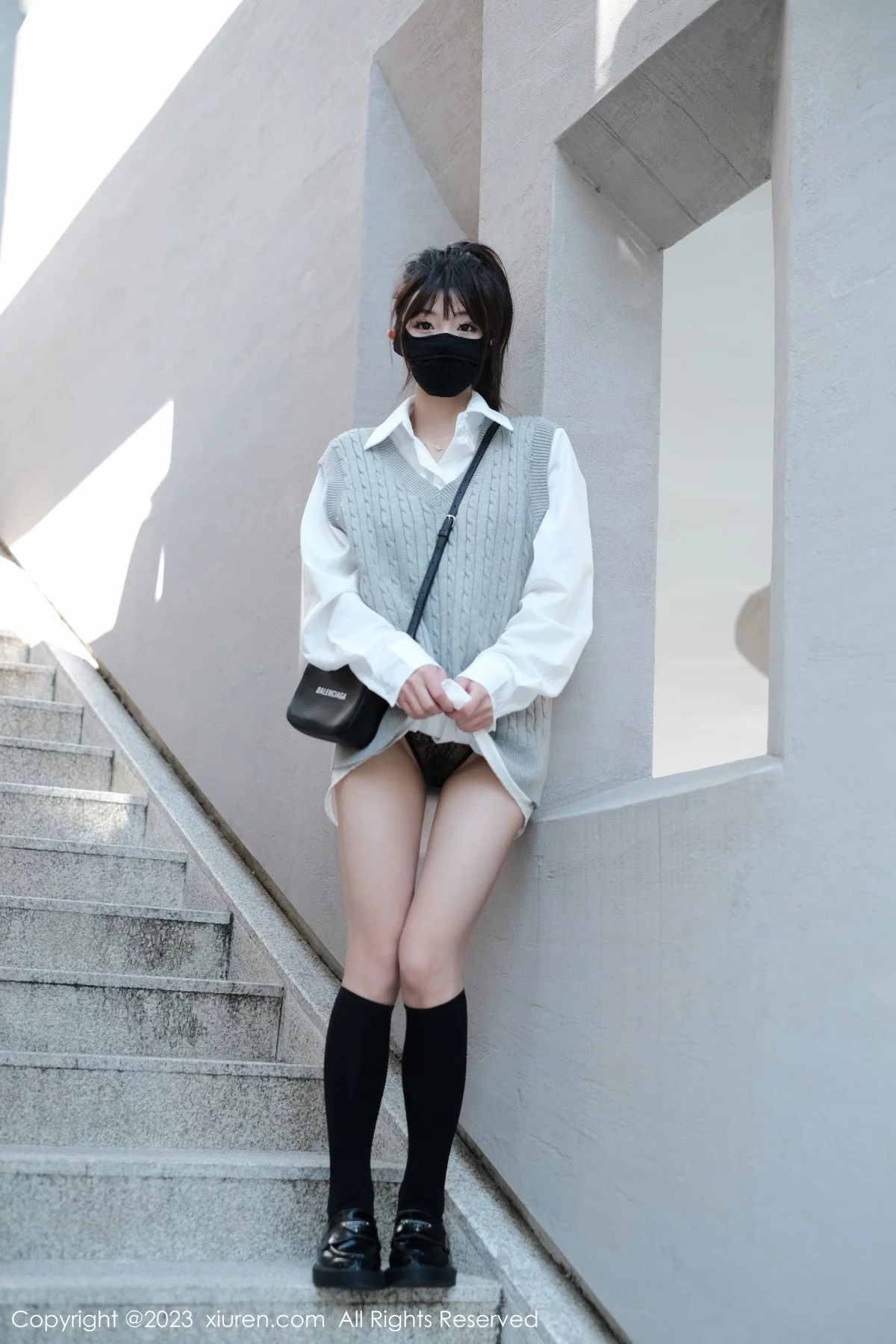 [[XiuRen秀人网]秀人网]No.6145_模特佘贝拉bella南京旅拍性感白T配灰色短裙秀完美身材迷人写真59P