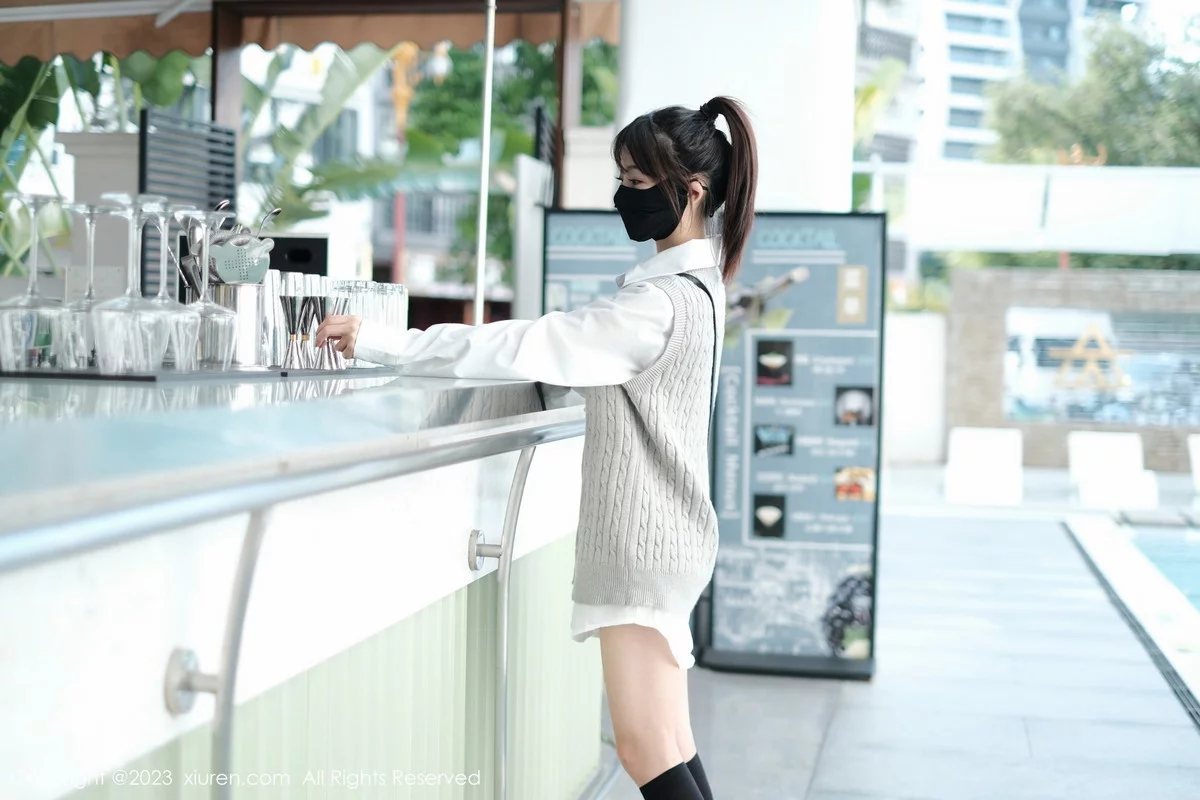 [[XiuRen秀人网]秀人网]No.6145_模特佘贝拉bella南京旅拍性感白T配灰色短裙秀完美身材迷人写真59P