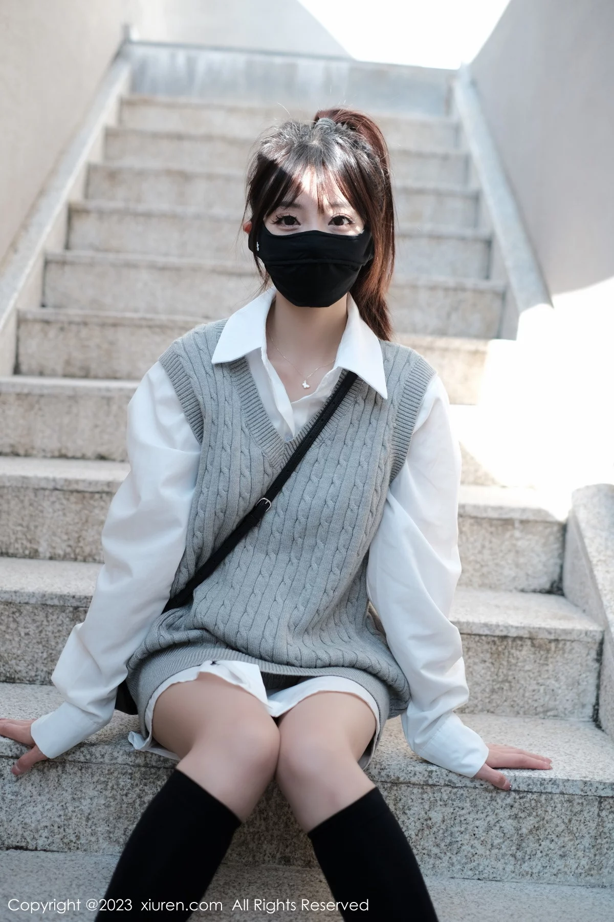 [[XiuRen秀人网]秀人网]No.6145_模特佘贝拉bella南京旅拍性感白T配灰色短裙秀完美身材迷人写真59P