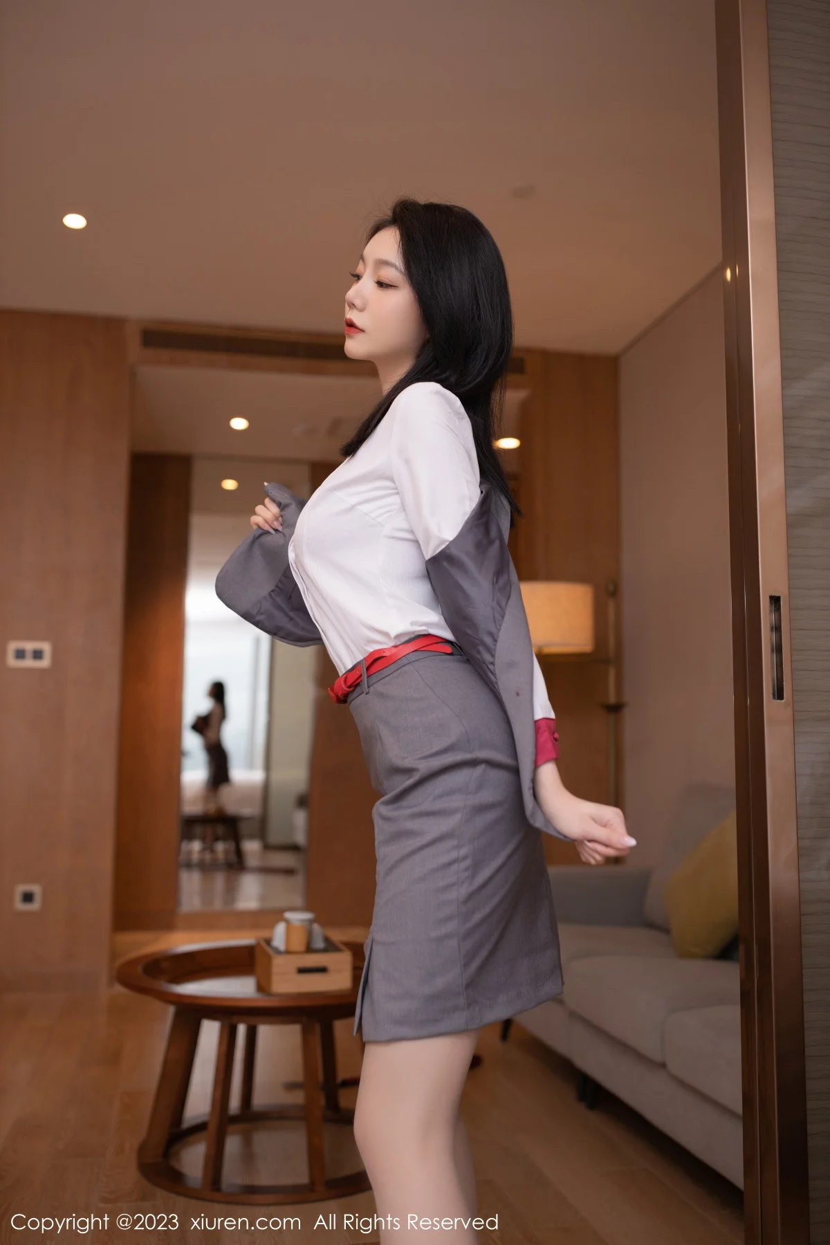 [[XiuRen秀人网]秀人网]No.6148_模特安然anran空姐角色扮演脱制服露红色蕾丝内衣惹火诱惑写真82P